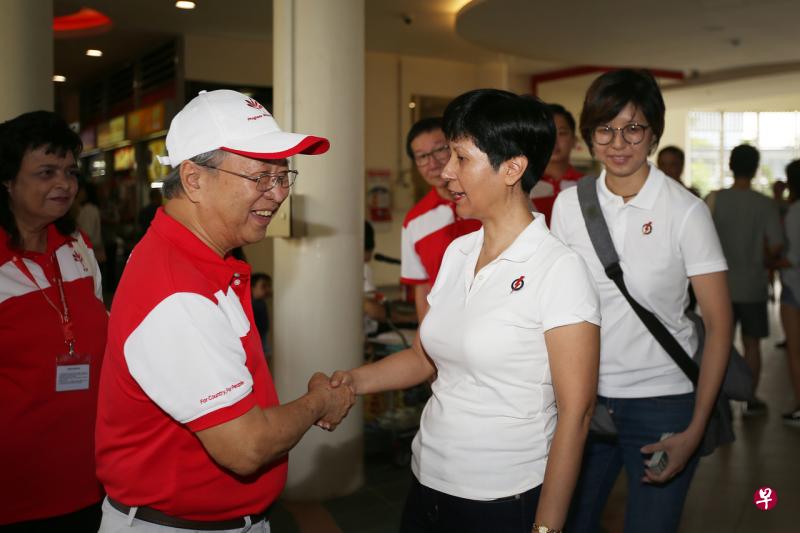 新加坡前进党秘书长陈清木医生(左)星期天上午走访位于丹戎巴葛集选区的中峇鲁巴刹与小贩中心时,与该区议员、总理公署部长兼财政部及教育部第二部长英兰妮(右)”狭路相逢“,两人友善握手交谈。(梁伟康摄) 新加坡前进党秘书长陈清木医生(左)星期天上午走访位于丹戎巴葛集选区的中峇鲁巴刹与小贩中心时,与该区议员、总理公署部长兼财政部及教育部第二部长英兰妮(右)”狭路相逢“,两人友善握手交谈。(梁伟康摄)
