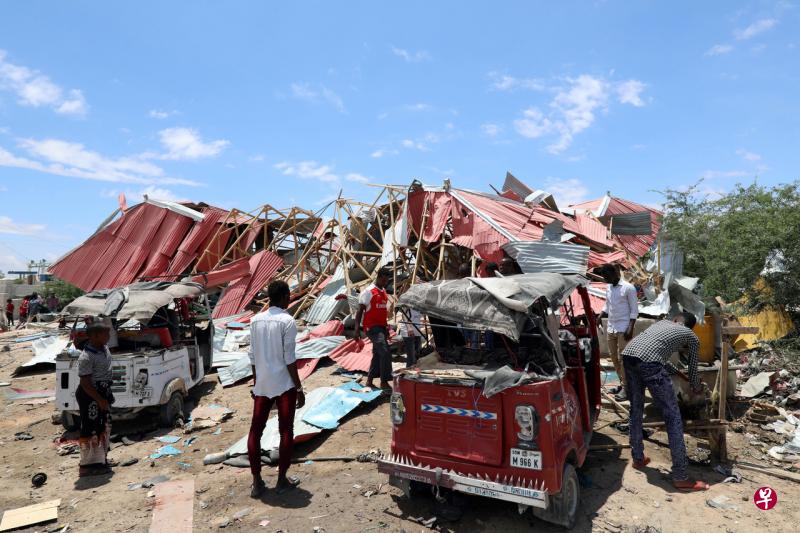 索马里首都一个欧洲军事车队同一天也遭遇袭击。(路透社) 索马里首都一个欧洲军事车队同一天也遭遇袭击。(路透社)