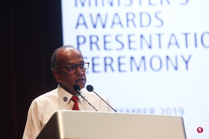 内政部长兼律政部长尚穆根指出,最新的公众认知调查显示,国人持续对内政团队赋予高度信任,但团队不能将之视为理所当然。(陈斌勤摄) 内政部长兼律政部长尚穆根指出,最新的公众认知调查显示,国人持续对内政团队赋予高度信任,但团队不能将之视为理所当然。(陈斌勤摄)