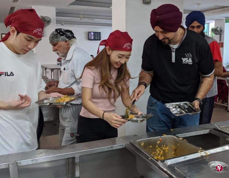 女博主Sheena Phua争议言论惹抨击。她上周六受邀参观锡客庙,盼促进彼此了解,化解误会。(取自新加坡青年锡克教徒协会面簿) 女博主Sheena Phua争议言论惹抨击。她上周六受邀参观锡客庙,盼促进彼此了解,化解误会。(取自新加坡青年锡克教徒协会面簿)