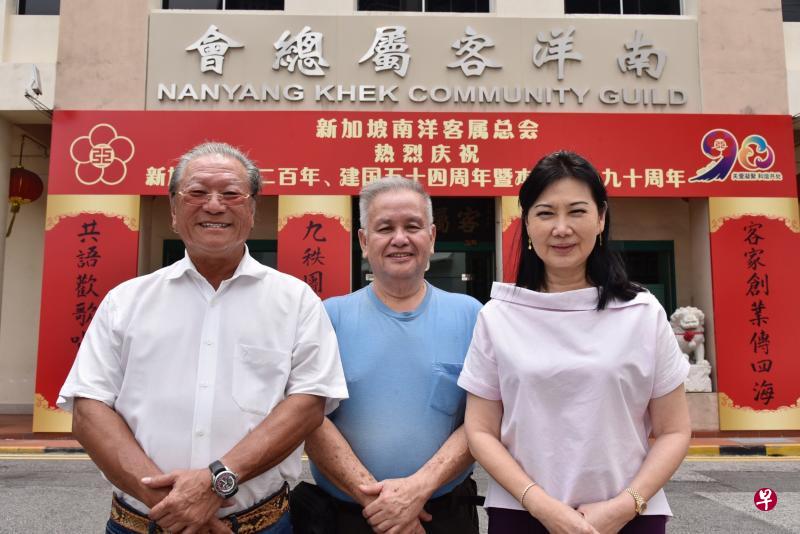 南洋客属总会会长何谦诚(左)表示,总会正在探讨重新发展大厦的机会。总务吴文昌(中)表示,总会希望能打破会馆只为自己族群服务的固有印象。萧立娟(右)是英文书和晚宴节目负责人。(特约伍书永摄) 南洋客属总会会长何谦诚(左)表示,总会正在探讨重新发展大厦的机会。总务吴文昌(中)表示,总会希望能打破会馆只为自己族群服务的固有印象。萧立娟(右)是英文书和晚宴节目负责人。(特约伍书永摄)