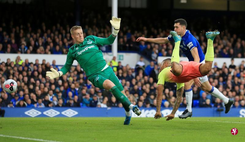 ▲曼市前锋热苏斯(黄衣)飞身将球顶入埃弗顿球门。(路透社) ▲曼市前锋热苏斯(黄衣)飞身将球顶入埃弗顿球门。(路透社)