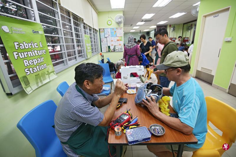 昨天有不少居民到宏茂桥新开张的“Repair Kopitiam”,在维修教练的指导下学习修复故障或损坏的家用电器或纺织品等,延长这些物品的寿命。(叶振忠摄) 昨天有不少居民到宏茂桥新开张的“Repair Kopitiam”,在维修教练的指导下学习修复故障或损坏的家用电器或纺织品等,延长这些物品的寿命。(叶振忠摄)