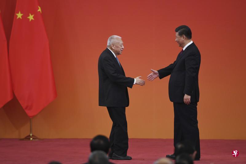 香港首任特区行政长官董建华(左)昨天获中国国家主席习近平颁发“一国两制杰出贡献者”国家荣誉称号,表彰他“为香港顺利回归与平稳过渡,以及一国两制成功实践作出重大的历史性贡献”。(法新社) 香港首任特区行政长官董建华(左)昨天获中国国家主席习近平颁发“一国两制杰出贡献者”国家荣誉称号,表彰他“为香港顺利回归与平稳过渡,以及一国两制成功实践作出重大的历史性贡献”。(法新社)