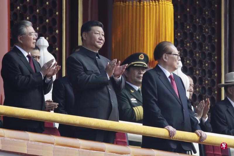 中共前任领导人胡锦涛(左)与江泽民(右)今早分别站在中国国家主席习近平(中)左右两侧参加国庆阅兵仪式。(路透社) 中共前任领导人胡锦涛(左)与江泽民(右)今早分别站在中国国家主席习近平(中)左右两侧参加国庆阅兵仪式。(路透社)