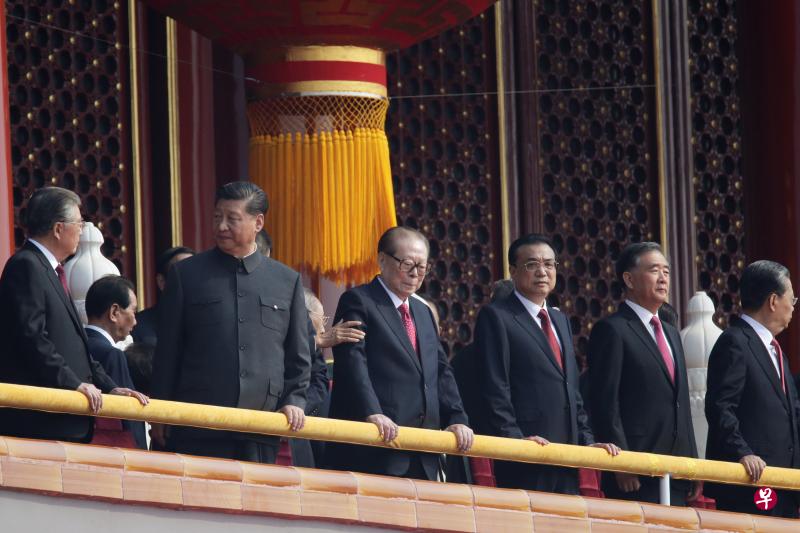 两名前任中共总书记江泽民(左三)与胡锦涛(左一)今早与至少12名退休政治局常委亮相天安门城楼,与现任中共总书记、中国国家主席习近平(左二)观看庆祝大会。左四为现任中国总理李克强、左五为中央政治局常委、中国政协主席汪洋。(路透社) 两名前任中共总书记江泽民(左三)与胡锦涛(左一)今早与至少12名退休政治局常委亮相天安门城楼,与现任中共总书记、中国国家主席习近平(左二)观看庆祝大会。左四为现任中国总理李克强、左五为中央政治局常委、中国政协主席汪洋。(路透社)