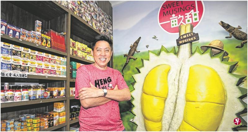 牛车水榴梿产品专卖店主王睦儒外向健谈,喜欢唱歌跳舞,更利用这些本领吸引旅客来光顾。(李薇摄) 牛车水榴梿产品专卖店主王睦儒外向健谈,喜欢唱歌跳舞,更利用这些本领吸引旅客来光顾。(李薇摄)