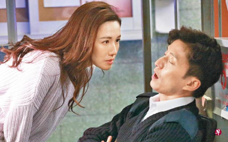 由陈山聪(右))与李施嬅主演的《金宵大厦》,赢尽口碑与收视。(互联网) 由陈山聪(右))与李施嬅主演的《金宵大厦》,赢尽口碑与收视。(互联网)