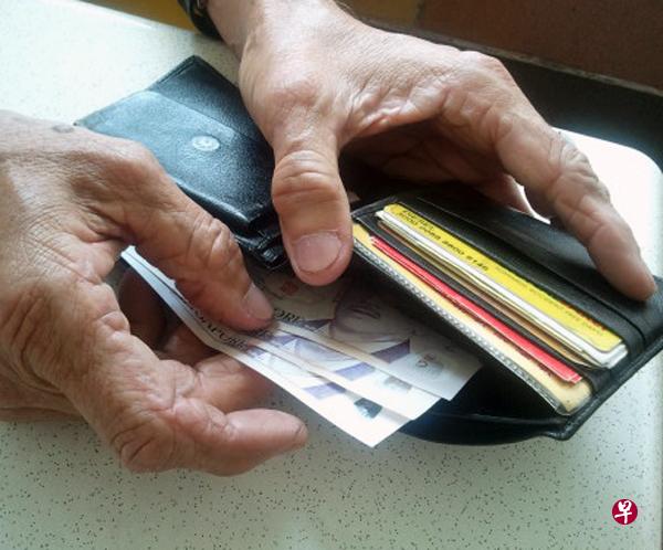 80岁阿嫲搭电梯时,钱包被偷。(档案示意图) 80岁阿嫲搭电梯时,钱包被偷。(档案示意图)