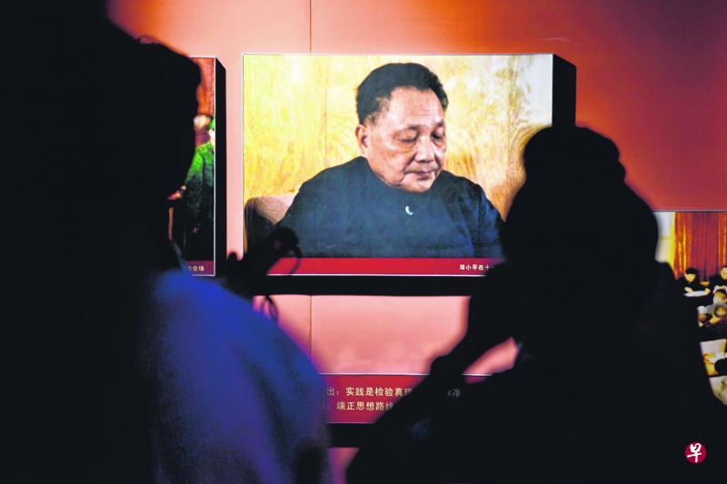 中共中央党校校史馆内展出的﹁改革开放总设计师﹂邓小平的历史照片。(法新社) 中共中央党校校史馆内展出的﹁改革开放总设计师﹂邓小平的历史照片。(法新社)