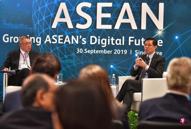 贸工部长陈振声(右)在“亚细安数码化”对话会上谈及国家选择分化或结合对接下来增长带来的影响。对话会由立杰律师事务所企业部门区域总管谢锦发(左)主持。(海峡时报) 贸工部长陈振声(右)在“亚细安数码化”对话会上谈及国家选择分化或结合对接下来增长带来的影响。对话会由立杰律师事务所企业部门区域总管谢锦发(左)主持。(海峡时报)