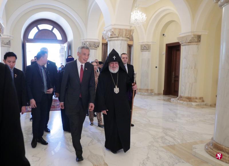 李显龙总理与夫人何晶一行昨天参观了埃奇米阿津主教座堂,并与亚美尼亚使徒教会大主教卡雷金二世(右)会面。(海峡时报) 李显龙总理与夫人何晶一行昨天参观了埃奇米阿津主教座堂,并与亚美尼亚使徒教会大主教卡雷金二世(右)会面。(海峡时报)