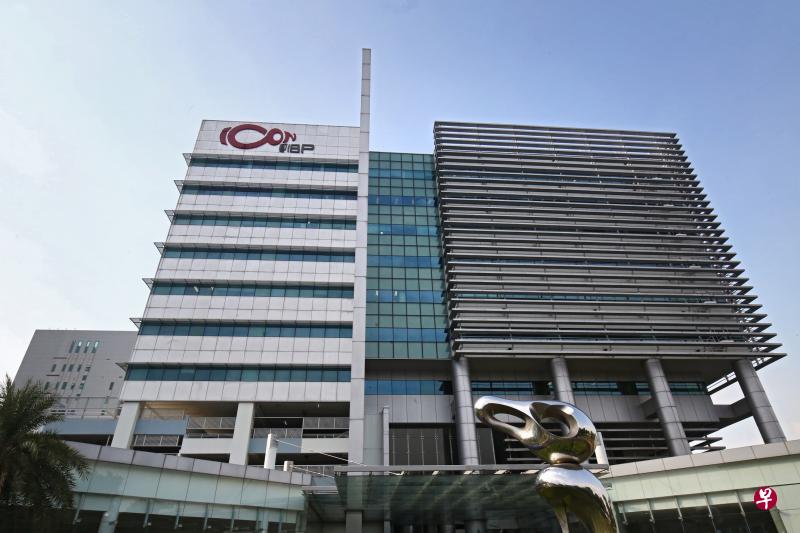 ICON@IBP大厦的外墙覆板不达标,民防部队却事隔一年多才接获通知,涉事建筑师已被罚款。图为大厦外观。(陈斌勤摄) ICON@IBP大厦的外墙覆板不达标,民防部队却事隔一年多才接获通知,涉事建筑师已被罚款。图为大厦外观。(陈斌勤摄)