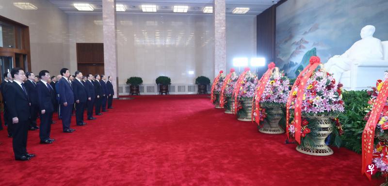 习近平(左四)昨天上午同李克强、栗战书、汪洋、王沪宁、赵乐际、韩正、王岐山等中共党国领导人到北京毛主席纪念堂,瞻仰已故中共最高领导人毛泽东遗容。(新华社) 习近平(左四)昨天上午同李克强、栗战书、汪洋、王沪宁、赵乐际、韩正、王岐山等中共党国领导人到北京毛主席纪念堂,瞻仰已故中共最高领导人毛泽东遗容。(新华社)