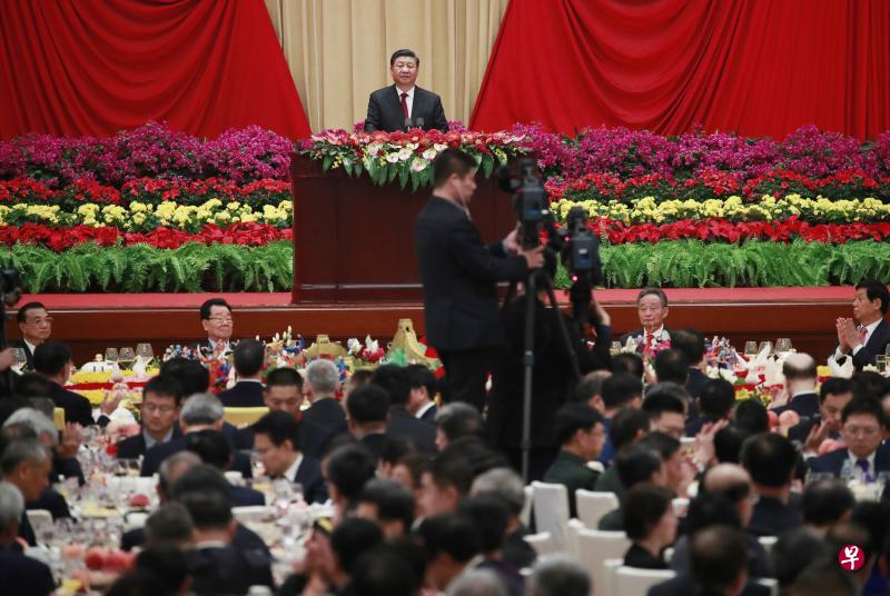 中国国家主席习近平昨晚在北京人民大会堂举行的国庆招待会上致辞时,重申要继续全面准确贯彻“一国两制”“港人治港”“澳人治澳”高度自治的方针。(欧洲新闻图片社) 中国国家主席习近平昨晚在北京人民大会堂举行的国庆招待会上致辞时,重申要继续全面准确贯彻“一国两制”“港人治港”“澳人治澳”高度自治的方针。(欧洲新闻图片社)