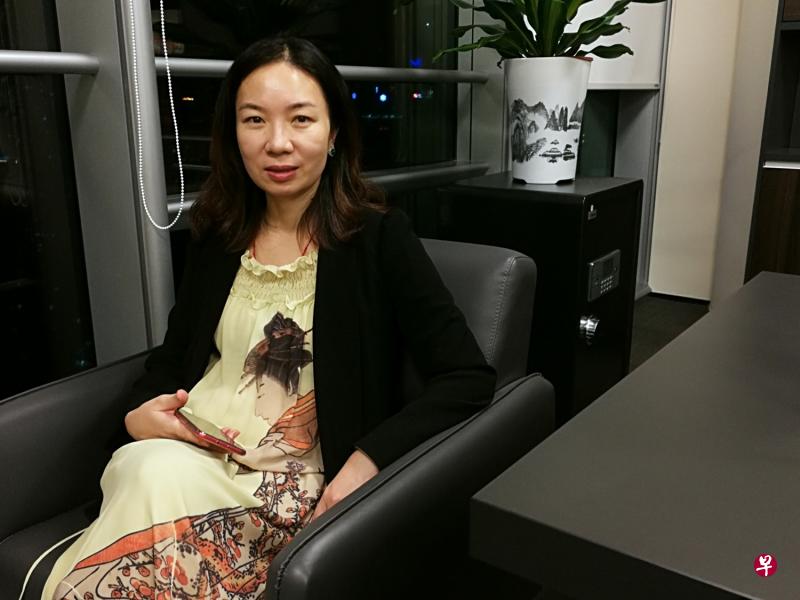 黄娟:体制内外的两份工作,丰富了人生,也各有优劣,选择了其中一种,就必然要放弃另一种生活。(曾实摄) 黄娟:体制内外的两份工作,丰富了人生,也各有优劣,选择了其中一种,就必然要放弃另一种生活。(曾实摄)