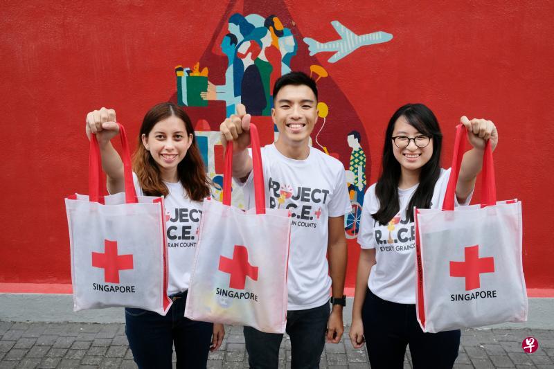 Project R.I.C.E+项目是由红十字会青年团义工发起的关爱弱势群体活动,今年活动由王俊文(中),连同凯瑟琳(左)与苏慧贤携手主导。 Project R.I.C.E+项目是由红十字会青年团义工发起的关爱弱势群体活动,今年活动由王俊文(中),连同凯瑟琳(左)与苏慧贤携手主导。