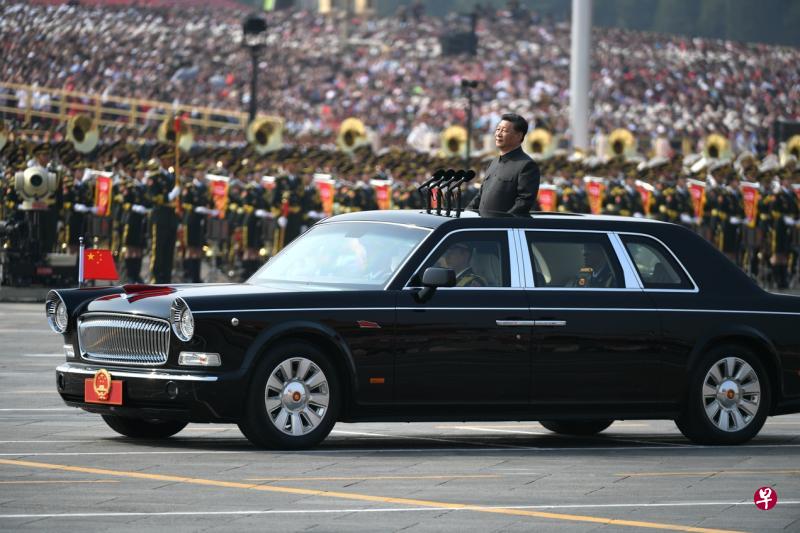习近平昨天乘坐以国徽取代车牌的中国国产“红旗”轿车检阅受阅部队。(中新社) 习近平昨天乘坐以国徽取代车牌的中国国产“红旗”轿车检阅受阅部队。(中新社)