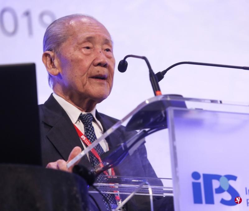 著名历史学家王赓武教授在新加坡开埠200年研讨会上,从“分家”和“分割”的概念谈起,对比新加坡和香港的殖民历史。(陈斌勤摄) 著名历史学家王赓武教授在新加坡开埠200年研讨会上,从“分家”和“分割”的概念谈起,对比新加坡和香港的殖民历史。(陈斌勤摄)