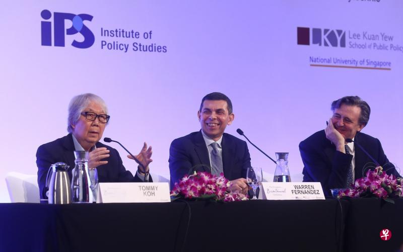 巡回大使许通美教授(左)和彭博社总编辑米思伟(右)在座谈会上就“斗士与建造者”的讲题交换意见。担任主持的是《海峡时报》总编辑华仁·费南德斯(中)。(陈斌勤摄) 巡回大使许通美教授(左)和彭博社总编辑米思伟(右)在座谈会上就“斗士与建造者”的讲题交换意见。担任主持的是《海峡时报》总编辑华仁·费南德斯(中)。(陈斌勤摄)