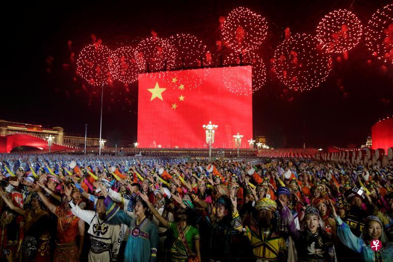 庆祝中华人民共和国成立70周年联欢活动昨晚举行,烟花表演照亮了北京天安门的夜空。(路透社) 庆祝中华人民共和国成立70周年联欢活动昨晚举行,烟花表演照亮了北京天安门的夜空。(路透社)