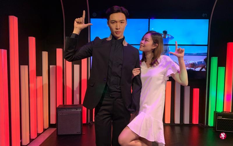 张艺兴的蜡像已正式入驻新加坡杜莎夫人蜡像馆。(新加坡杜莎夫人蜡像馆提供) 张艺兴的蜡像已正式入驻新加坡杜莎夫人蜡像馆。(新加坡杜莎夫人蜡像馆提供)