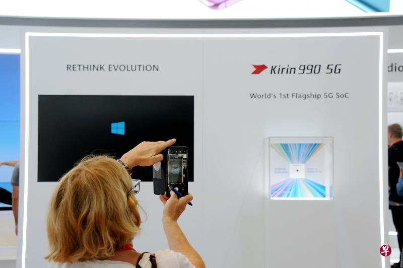 中国华为公司在当天开幕的柏林消费电子展(IFA)上发布了全球首款旗舰5G SoC芯片麒麟990 5G。(中新社) 中国华为公司在当天开幕的柏林消费电子展(IFA)上发布了全球首款旗舰5G SoC芯片麒麟990 5G。(中新社)