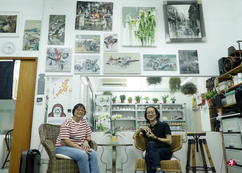 我国画家巫思远(右)和美术老师曹美玲在位于三巴旺的画室合影。后面是陶瓷工作室和电窑。 我国画家巫思远(右)和美术老师曹美玲在位于三巴旺的画室合影。后面是陶瓷工作室和电窑。