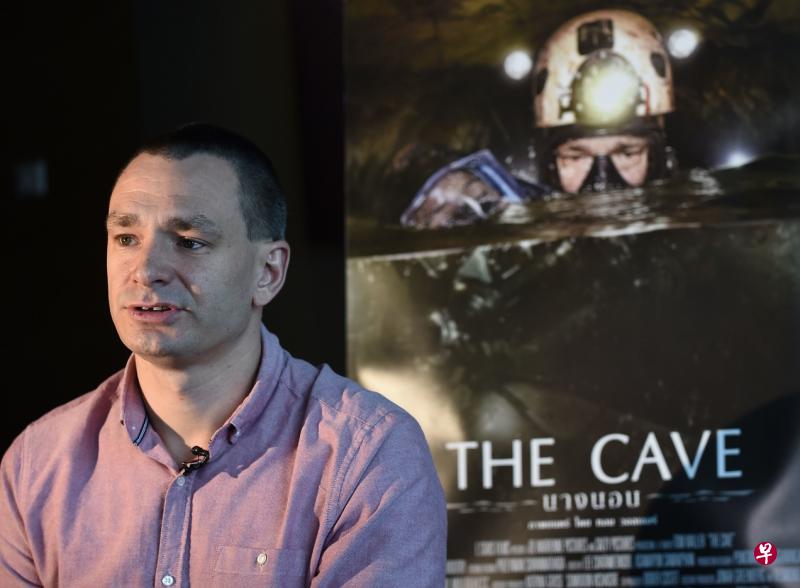 以去年泰国清莱“睡美人洞”救援行动为背景的电影《洞穴》(The Cave),邀请曾参与救援的多名救人英雄跨刀演出,包括来自比利时的潜水员瓦尼。(法新社) 以去年泰国清莱“睡美人洞”救援行动为背景的电影《洞穴》(The Cave),邀请曾参与救援的多名救人英雄跨刀演出,包括来自比利时的潜水员瓦尼。(法新社)