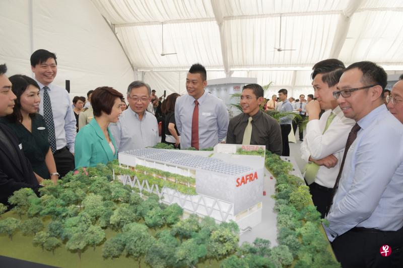 蔡厝港战备军人协会俱乐部星期四举行动土仪式,出席嘉宾包括教育部兼人力部高级政务次长刘燕玲(左四起)、卫生部长颜金勇、俱乐部发展委员会主席陈煜、国防部兼外交部高级政务部长孟理齐,以及马西岭—油池集选区议员任梓铭。(海峡时报) 蔡厝港战备军人协会俱乐部星期四举行动土仪式,出席嘉宾包括教育部兼人力部高级政务次长刘燕玲(左四起)、卫生部长颜金勇、俱乐部发展委员会主席陈煜、国防部兼外交部高级政务部长孟理齐,以及马西岭—油池集选区议员任梓铭。(海峡时报)
