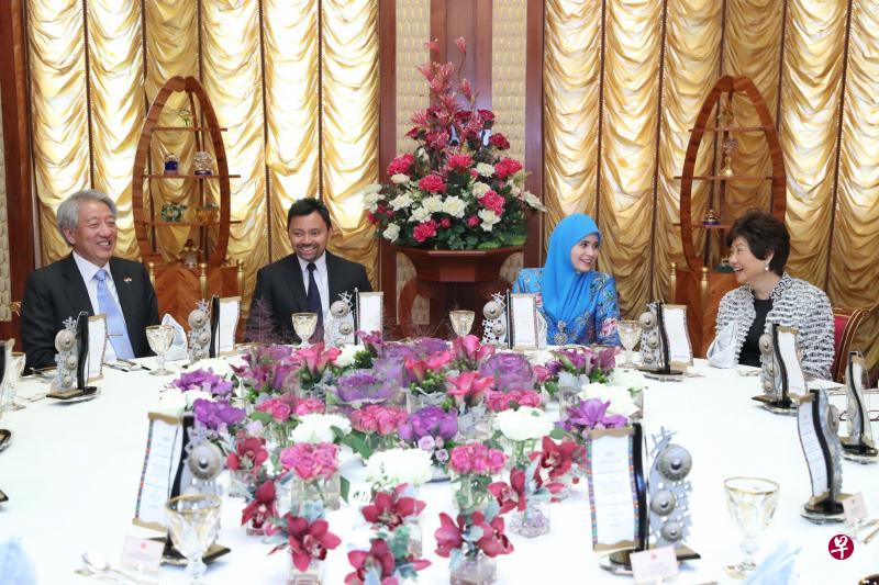 新加坡国务资政兼国家安全统筹部长张志贤(左一)和夫人周美音(右一),昨天出席了比拉赫王储(左二)及王储妃萨拉(右二)为新加坡代表团所设的午宴。(新加坡通讯及新闻部提供) 新加坡国务资政兼国家安全统筹部长张志贤(左一)和夫人周美音(右一),昨天出席了比拉赫王储(左二)及王储妃萨拉(右二)为新加坡代表团所设的午宴。(新加坡通讯及新闻部提供)