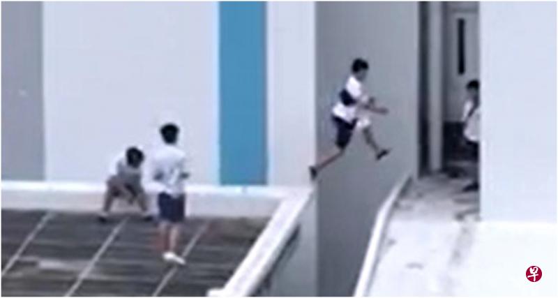 学生来回跳跃,举动令目击者捏了一把冷汗,又担心突然喝止他们会惊动他们而导致受伤,最终决定报警处理。(受访者提供) 学生来回跳跃,举动令目击者捏了一把冷汗,又担心突然喝止他们会惊动他们而导致受伤,最终决定报警处理。(受访者提供)