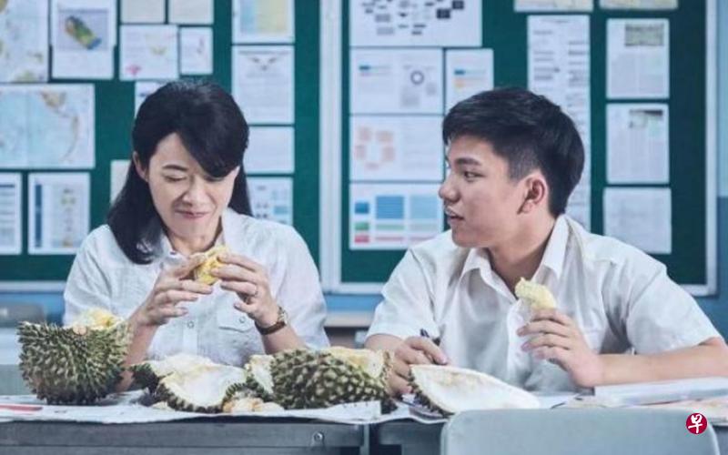 杨雁雁(左)与许家乐《热带雨》演出师生。(嘉华提供) 杨雁雁(左)与许家乐《热带雨》演出师生。(嘉华提供)