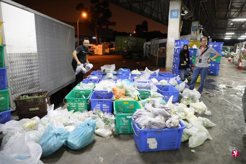 新加坡食品局人员上周在巴西班让果菜批发中心进行突击检查,超过200篮的进口蔬菜被搬下罗厘检测。(新加坡食品局提供) 新加坡食品局人员上周在巴西班让果菜批发中心进行突击检查,超过200篮的进口蔬菜被搬下罗厘检测。(新加坡食品局提供)