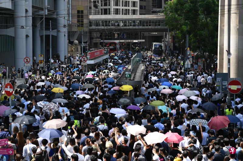 游行人士从遮打花园出发参与反《禁蒙面法》游行。(法新社) 游行人士从遮打花园出发参与反《禁蒙面法》游行。(法新社)