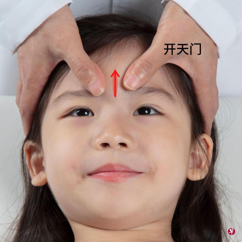 开天门:有安神开窍、醒神明目的作用。用两拇指交替从眉间向上至前发际,推100次。 开天门:有安神开窍、醒神明目的作用。用两拇指交替从眉间向上至前发际,推100次。