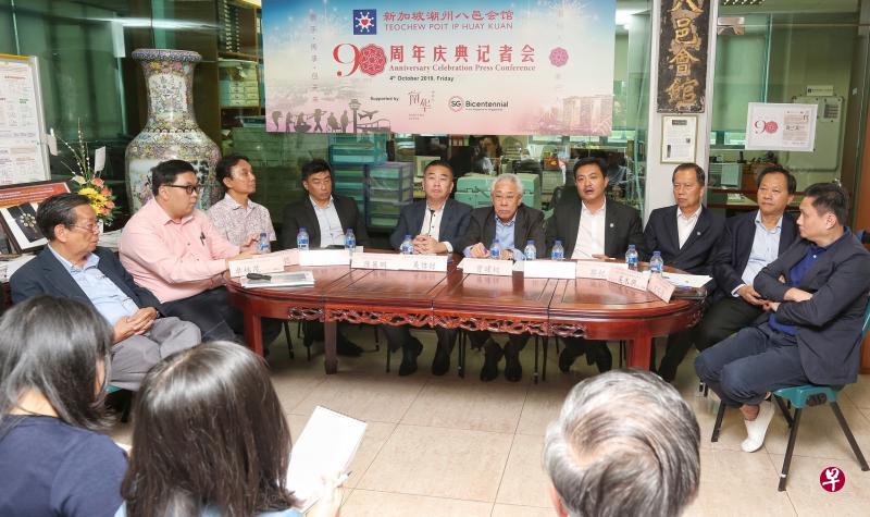 新加坡潮州八邑会馆昨天召开记者会,介绍90周年庆典活动。左起是八邑会馆总务卓林茂、文教组副主任苏章恺、董事洪振群、副会长陈展鹏、副会长吴佶财、会长曾建权、副会长兼筹委会主席张学彬、前会长蔡纪典、署理会长吴木兴和财政沈茂强。(特约陈福洲摄) 新加坡潮州八邑会馆昨天召开记者会,介绍90周年庆典活动。左起是八邑会馆总务卓林茂、文教组副主任苏章恺、董事洪振群、副会长陈展鹏、副会长吴佶财、会长曾建权、副会长兼筹委会主席张学彬、前会长蔡纪典、署理会长吴木兴和财政沈茂强。(特约陈福洲摄)