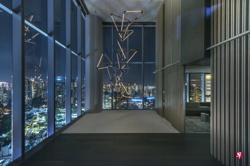 “天空之屋”前部是一座抽象的花园,吊灯象征树,地下的碎石宛如日本枯山水。 “天空之屋”前部是一座抽象的花园,吊灯象征树,地下的碎石宛如日本枯山水。