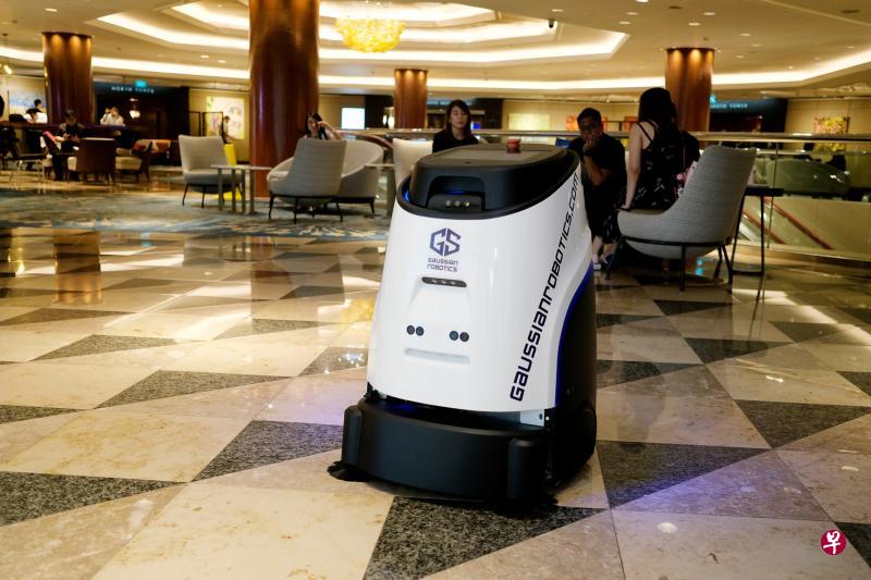 由本地科技公司Gaussian Robotics研发的扫地机器人,获政府提升企业能力合作计划支持,明年将在新加坡洁净环境峰会上展出。(曾坤顺摄) 由本地科技公司Gaussian Robotics研发的扫地机器人,获政府提升企业能力合作计划支持,明年将在新加坡洁净环境峰会上展出。(曾坤顺摄)