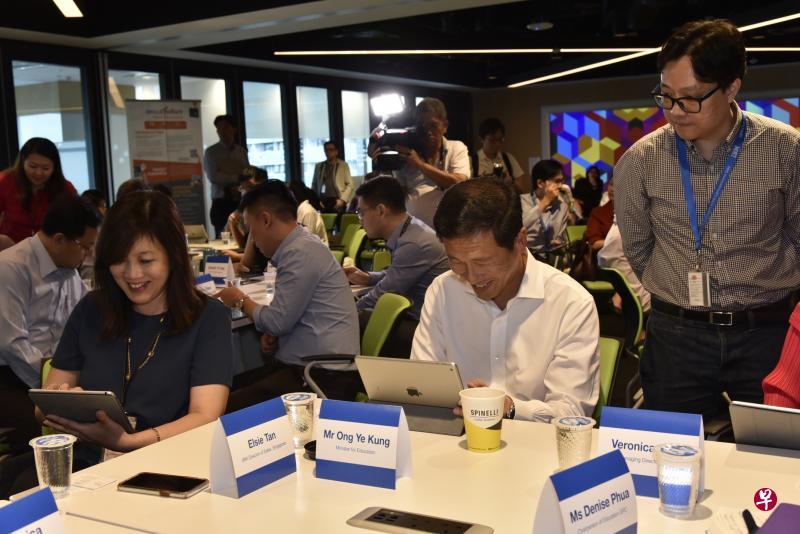 教育部长王乙康(中)昨天前往IBM Studios与新加坡国际商业机器公司企业与商务董事陈德琳(左)等科技界人士交流,同时了解掌握人工智能将如何助国人进一步发展事业。(特约伍书永摄) 教育部长王乙康(中)昨天前往IBM Studios与新加坡国际商业机器公司企业与商务董事陈德琳(左)等科技界人士交流,同时了解掌握人工智能将如何助国人进一步发展事业。(特约伍书永摄)