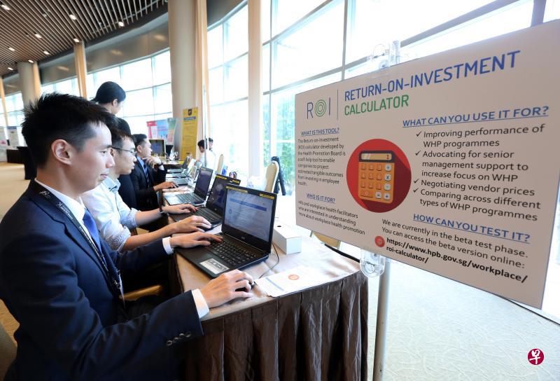 跨国制药公司葛兰素史克(GSK)的职业医学专科医生辛奕锋(左一)认为,保健促进局的计算机采用本地公共卫生数据来计算出职场保健计划的投资回报率,计算结果更为准确。(庄耿闻摄) 跨国制药公司葛兰素史克(GSK)的职业医学专科医生辛奕锋(左一)认为,保健促进局的计算机采用本地公共卫生数据来计算出职场保健计划的投资回报率,计算结果更为准确。(庄耿闻摄)