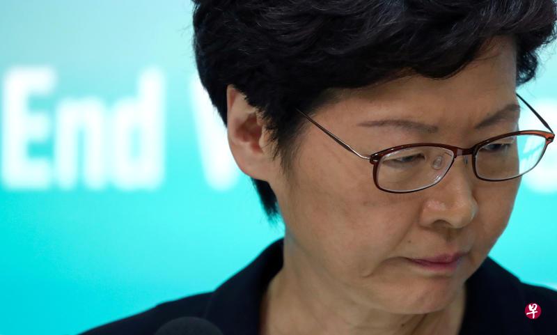 林郑在电视讲话中称, 蒙面暴徒昨晚极端的行为令人震惊,他们肆意破坏的程度前所未见,简直令人发指。(路透社) 林郑在电视讲话中称, 蒙面暴徒昨晚极端的行为令人震惊,他们肆意破坏的程度前所未见,简直令人发指。(路透社)