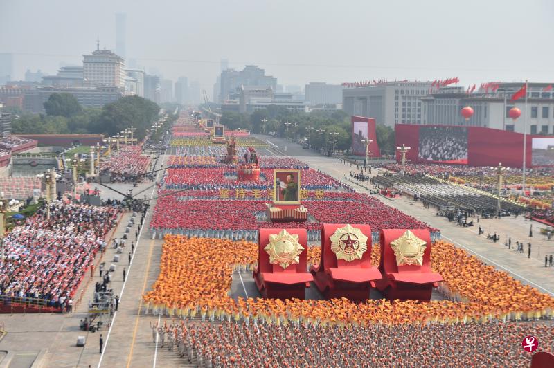 皮尤研究中心最新调查显示,全球民众对中国态度不同。图为10月1日在北京天安门广场举行的庆祝中华人民共和国成立70周年大会中代表中共党徽和五代领导人的游行方阵(由近至远)。(新华社) 皮尤研究中心最新调查显示,全球民众对中国态度不同。图为10月1日在北京天安门广场举行的庆祝中华人民共和国成立70周年大会中代表中共党徽和五代领导人的游行方阵(由近至远)。(新华社)