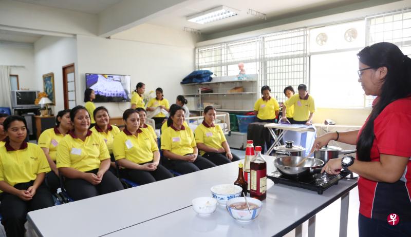 雇主和雇佣中介要安排女佣前来新加坡,必须获得人力部批准,才能让女佣启程。(档案照片) 雇主和雇佣中介要安排女佣前来新加坡,必须获得人力部批准,才能让女佣启程。(档案照片)