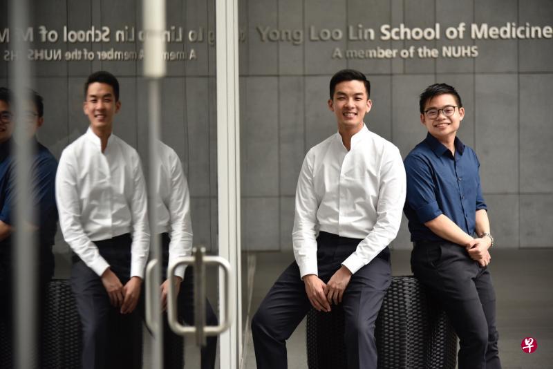 林竑燊医生(左)以父亲的名义设立“林联福助学金”助学金,希望帮助有需要的学弟妹。受惠于这项助学金的国大医学生廖子辉(右)感谢学长的支持,希望以后能为这项助学金计划做出贡献。(特约伍书永摄) 林竑燊医生(左)以父亲的名义设立“林联福助学金”助学金,希望帮助有需要的学弟妹。受惠于这项助学金的国大医学生廖子辉(右)感谢学长的支持,希望以后能为这项助学金计划做出贡献。(特约伍书永摄)