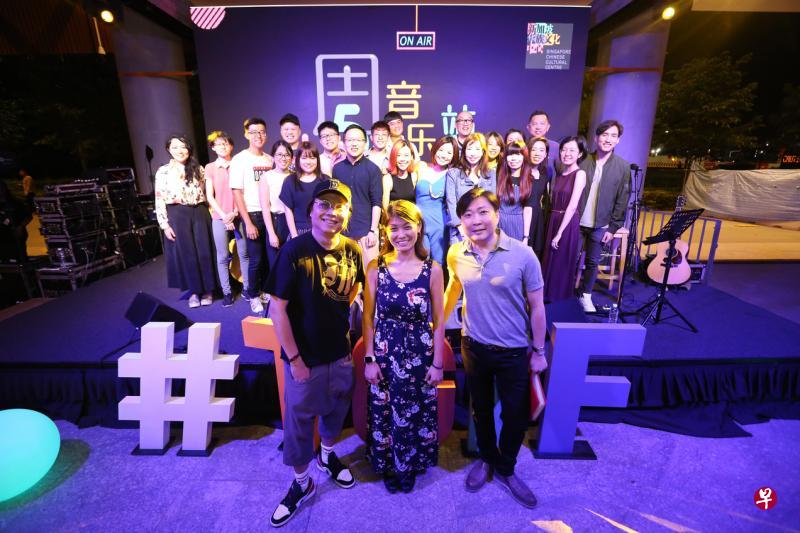 黄韵仁(前排左起)、小寒、林倛玉跟齐天音乐的学员们合影。 黄韵仁(前排左起)、小寒、林倛玉跟齐天音乐的学员们合影。