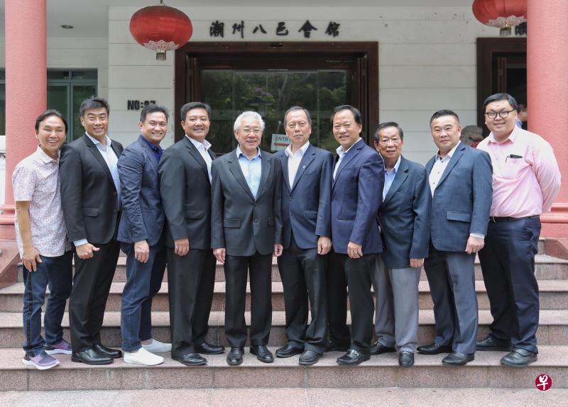 新加坡潮州八邑会馆走进社区办90周年庆,以促进各潮社团体的乡情。左起是八邑会馆董事洪振群、副会长兼青年团团长陈展鹏、财政沈茂强、副会长兼筹委会主席张学彬、会长曾建权、前会长蔡纪典、署理会长吴木兴、总务卓林茂、副会长吴佶财和文教组副主任苏章恺。(特约陈福洲摄) 新加坡潮州八邑会馆走进社区办90周年庆,以促进各潮社团体的乡情。左起是八邑会馆董事洪振群、副会长兼青年团团长陈展鹏、财政沈茂强、副会长兼筹委会主席张学彬、会长曾建权、前会长蔡纪典、署理会长吴木兴、总务卓林茂、副会长吴佶财和文教组副主任苏章恺。(特约陈福洲摄)