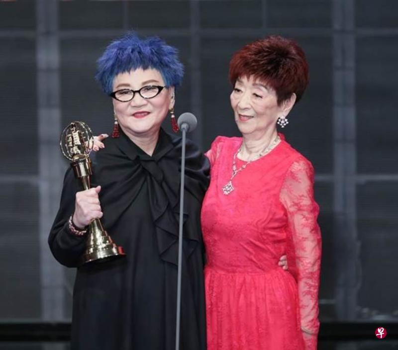 张小燕(左)首次与妈妈站在同一舞台上。(互联网) 张小燕(左)首次与妈妈站在同一舞台上。(互联网)