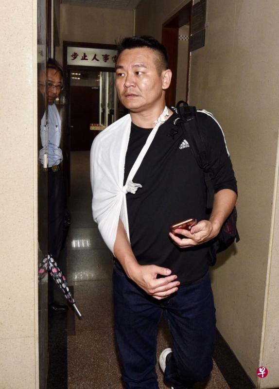 中华统一促进党自忠党部主委胡志伟上月29日在台北向香港歌手何韵诗泼红漆，被警方逮捕。（互联网）