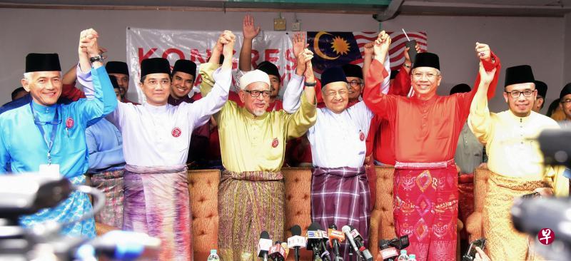 马哈迪(右三)和朝野马来领袖在记者会高举双手。左起为大会主席及马大校长阿都拉欣、公正党署理主席阿兹敏、伊党主席哈迪阿旺。右起为玻璃市宗教司莫哈末阿斯里和巫统总秘书安努亚慕沙。(星洲日报) 马哈迪(右三)和朝野马来领袖在记者会高举双手。左起为大会主席及马大校长阿都拉欣、公正党署理主席阿兹敏、伊党主席哈迪阿旺。右起为玻璃市宗教司莫哈末阿斯里和巫统总秘书安努亚慕沙。(星洲日报)